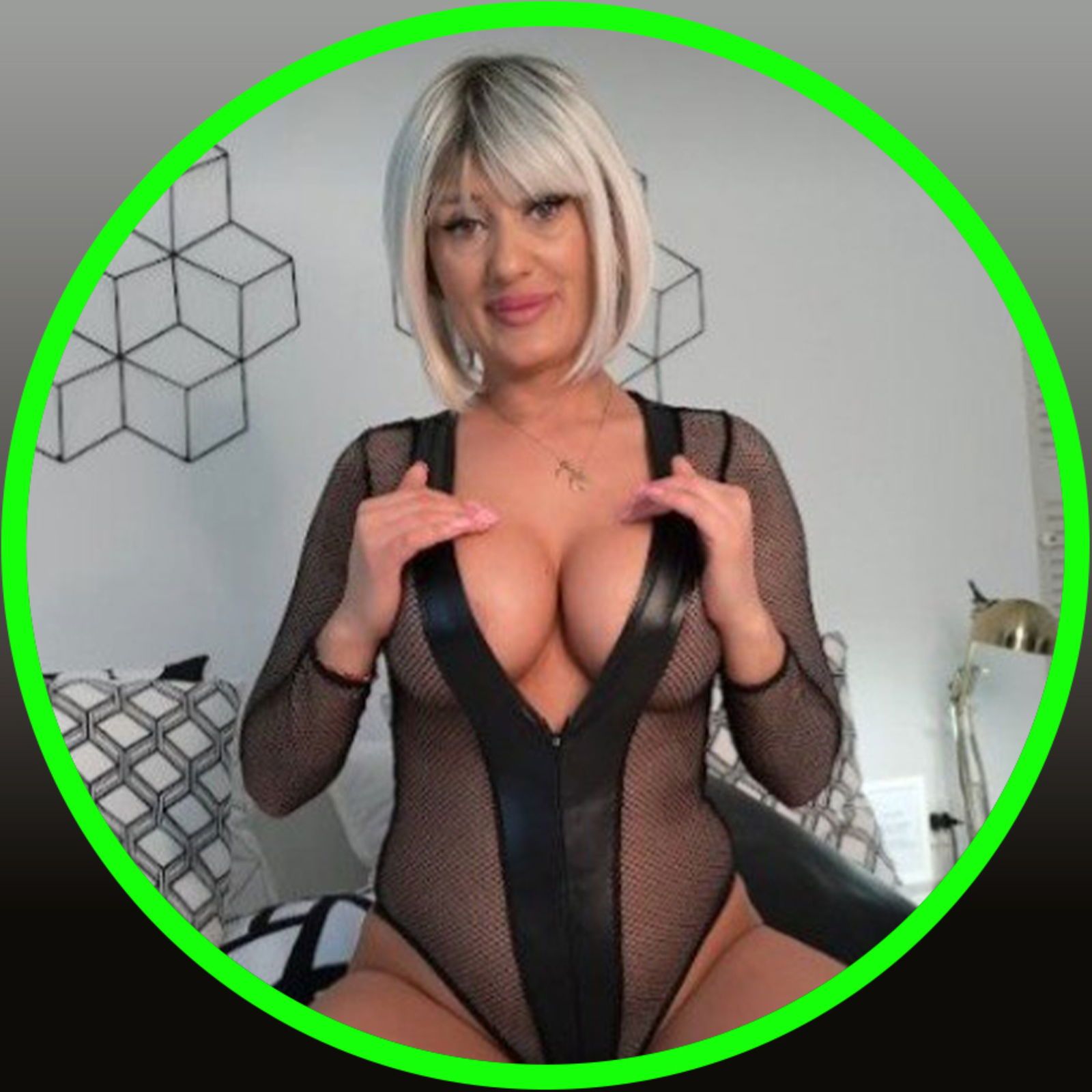 YOUR PETITE MOMMY 😍's avatar